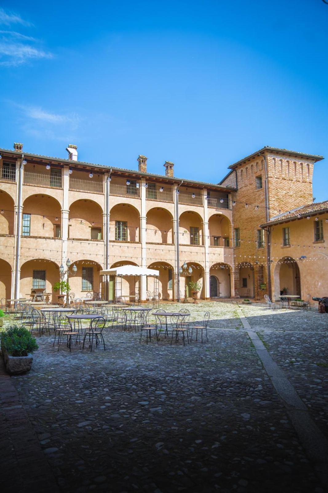 Hotel La Tavola Rotonda Cortemaggiore Exterior photo